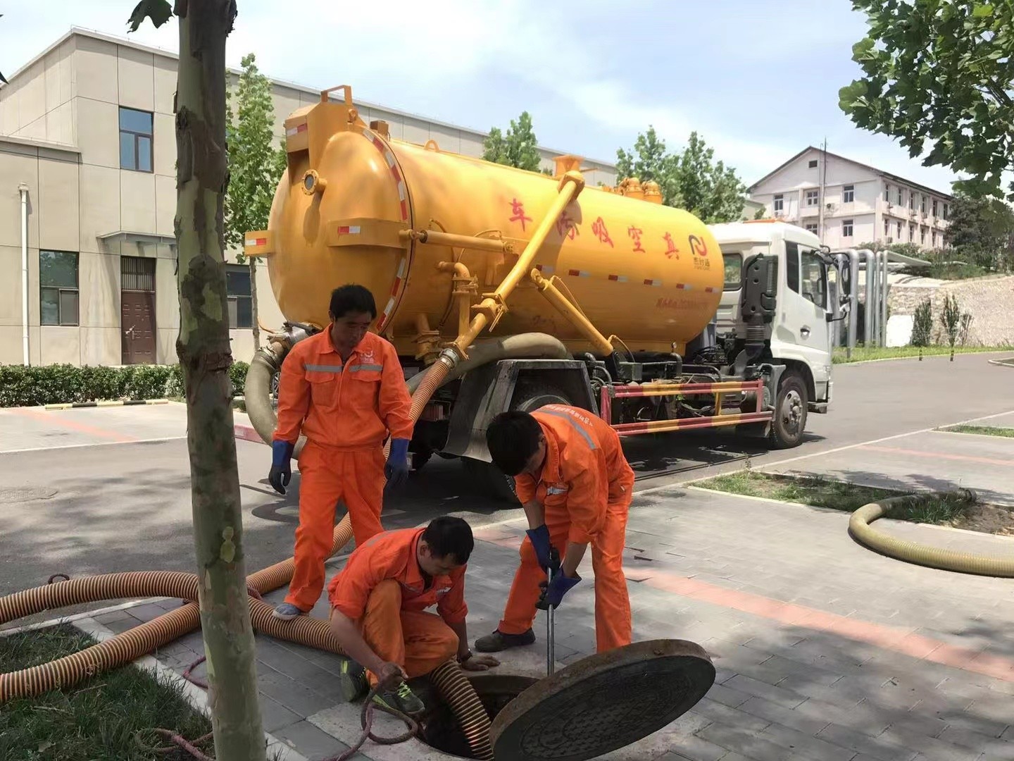 临澧管道疏通车停在窨井附近