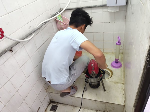 临澧管道堵塞冒臭气 专业师傅现场解决问题